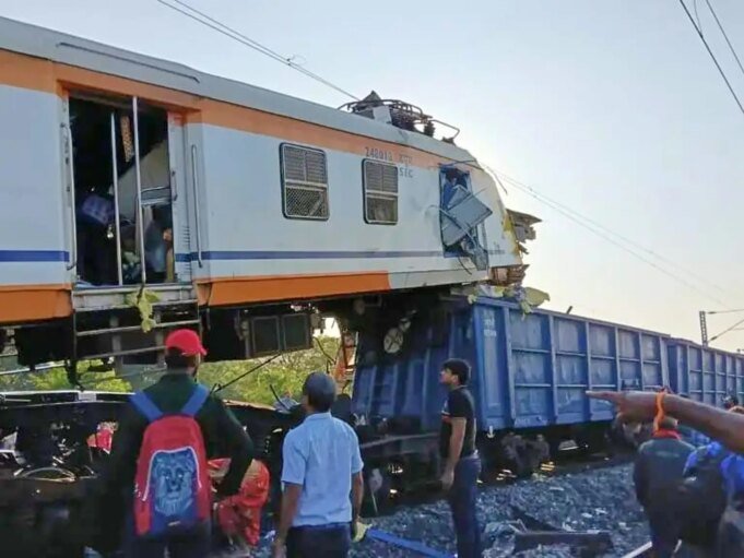 印度一列客運列車與一列貨運列車相撞 至少11人死亡| mtgamer.com
