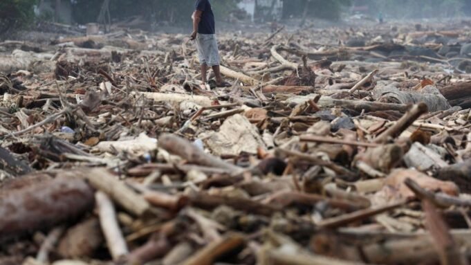 印度尼西亞蘇門答臘島 印度尼西亞蘇門答臘島居民在致命洪水後搶奪食物和水
| mtgamer.com
