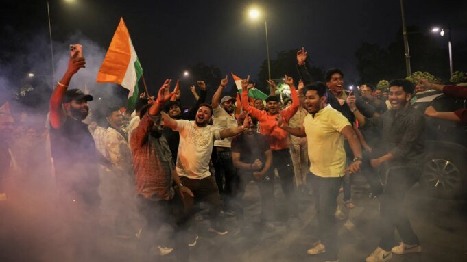 印度板球迷慶祝首個女子世界杯冠軍| mtgamer.com