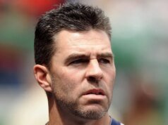 吉姆·埃德蒙茲 (Jim Edmonds) 獲得臨時監護權後與他的 3 個孩子合影
| mtgamer.com 吉姆·埃德蒙茲 (Jim Edmonds) 獲得臨時監護權後與他的 3 個孩子合影
| mtgamer.com