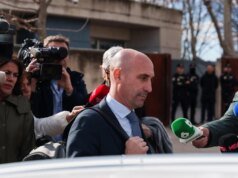 向親吻球員的前西班牙足球老闆扔雞蛋
| mtgamer.com 向親吻球員的前西班牙足球老闆扔雞蛋
| mtgamer.com