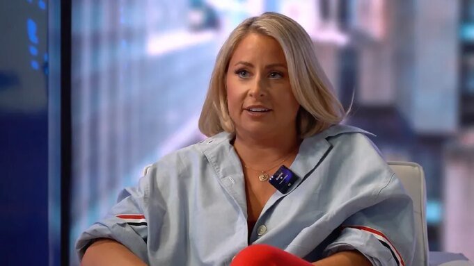 單口喜劇演員貝基·羅賓遜（Becky Robinson）的紅葡萄酒媽媽帶來了場場爆滿的表演和粉絲高爾夫錦標賽。| mtgamer.com