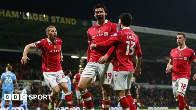 “堆疊”雷克瑟姆的目 Wrexham striker Kieffer Moore celebrates with Lewis O