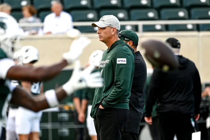 密歇根州 OC 布萊恩·林德格倫 (Brian Lindgren) 談論馬里蘭州比賽中的四分衛情況
| mtgamer.com