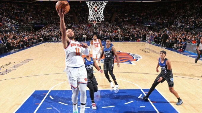 布倫森腳踝扭傷，拄著拐杖離開味精廣場
| mtgamer.com