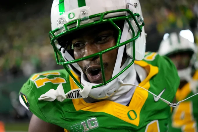 抓到還是沒抓到？俄勒岡州的傑里米亞·麥克萊倫（Jeremiah McClellan）單手抓球固定在頭盔上，令人驚嘆，但傳球被裁定不完整
| mtgamer.com