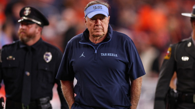 比爾·貝利切克 (B 比爾·貝利切克 (Bill Belichick) 帶領焦油腳跟隊 (Tar Heels) 擊敗錫拉丘茲 (Syracuse),贏得了他作為北卡羅來納大學 (UNC) 教練的首場四強賽勝利。| mtgamer.com