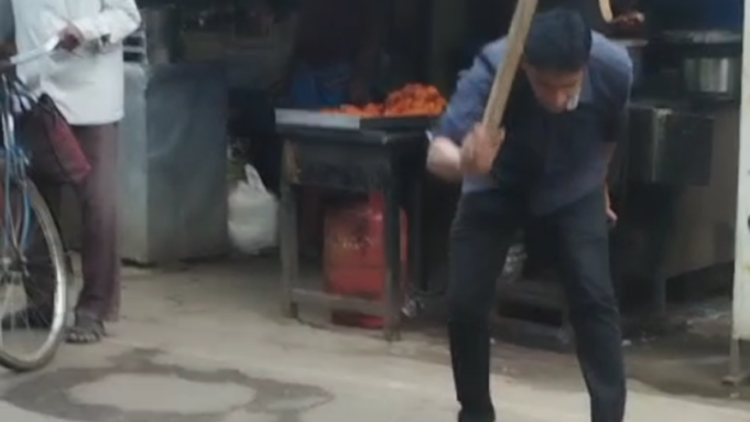 流浪狗被打死扔進垃圾桶；茶店老闆在 Mylapore 被捕
| mtgamer.com