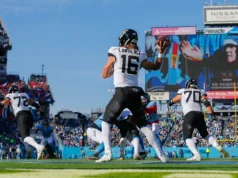 特雷弗·勞倫斯在邊線附近受到重擊,導致中場休息前發生扭打
| mtgamer.com 特雷弗·勞倫斯在邊線附近受到重擊,導致中場休息前發生扭打
| mtgamer.com