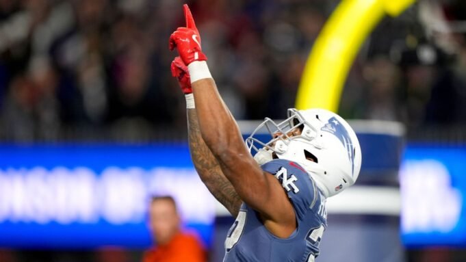特雷維揚·亨德森 (TreVeyon Henderson) 幫助愛國者隊在戰勝噴氣機隊後取得 NFL 最佳戰績
| mtgamer.com