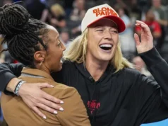 索夫·坎寧安 (Soph Cunningham) 為凱特琳·克拉克 (Caitlin Clark) 擔任球童,穿著危險的短裙
| mtgamer.com 索夫·坎寧安 (Soph Cunningham) 為凱特琳·克拉克 (Caitlin Clark) 擔任球童,穿著危險的短裙
| mtgamer.com