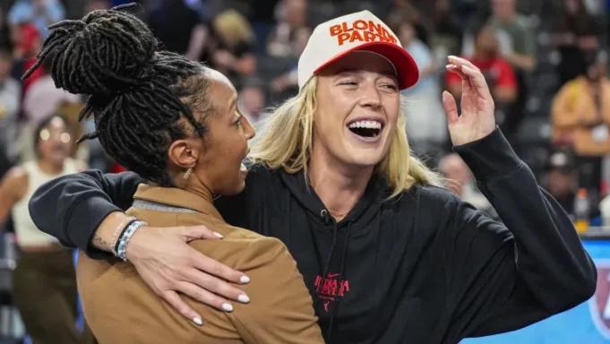 索夫·坎寧安 (Soph Cunningham) 為凱特琳·克拉克 (Caitlin Clark) 擔任球童，穿著危險的短裙
| mtgamer.com