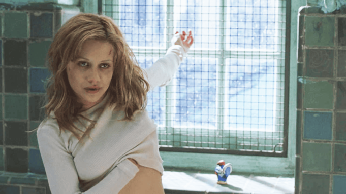 這部黑暗而令人不安的 R 級驚悚片是 Netflix 上一場絕望的貓鼠遊戲| mtgamer.com