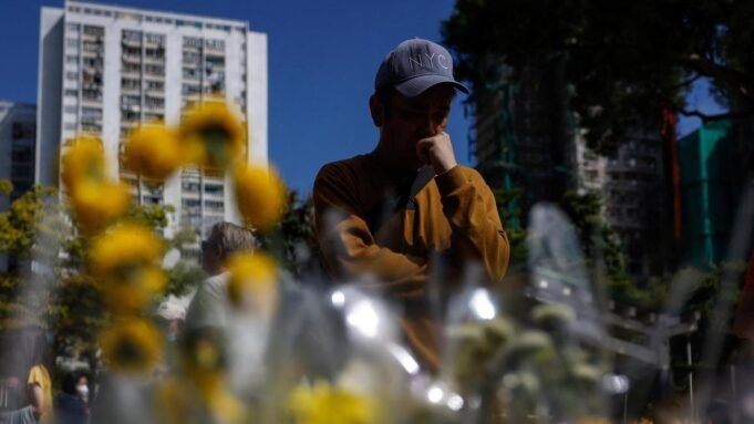 香港哀悼大樓火災的遇難者，該火災造成128人死亡，而且這一數字還在持續上升
| mtgamer.com