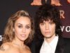 麥莉·賽勒斯 (Miley Cyrus) 與 Maxx Morando 約會 4 年後訂婚
| mtgamer.com 麥莉·賽勒斯 (Miley Cyrus) 與 Maxx Morando 約會 4 年後訂婚
| mtgamer.com