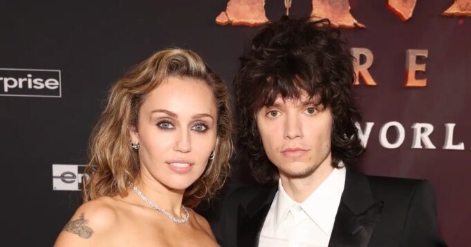 麥莉·賽勒斯 (Miley Cyrus) 與 Maxx Morando 約會 4 年後訂婚
| mtgamer.com