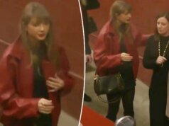 泰勒·斯威夫特 (Taylor Swift) 在聖誕節酋長隊對陣野馬隊的比賽中穿著喜慶的紅色飛行員夾克
| mtgamer.com 泰勒·斯威夫特 (Taylor Swift) 在聖誕節酋長隊對陣野馬隊的比賽中穿著喜慶的紅色飛行員夾克
| mtgamer.com