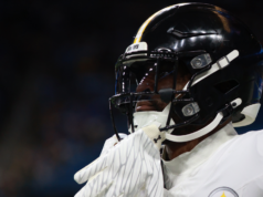 DK梅特卡夫在鋼人隊戰勝雄獅隊的比賽中與球迷發生口角後停賽兩場
| mtgamer.com DK梅特卡夫在鋼人隊戰勝雄獅隊的比賽中與球迷發生口角後停賽兩場
| mtgamer.com