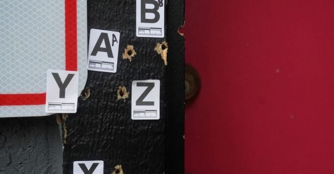 他們正要切小孩的生日蛋糕，突然槍聲響起
| mtgamer.com