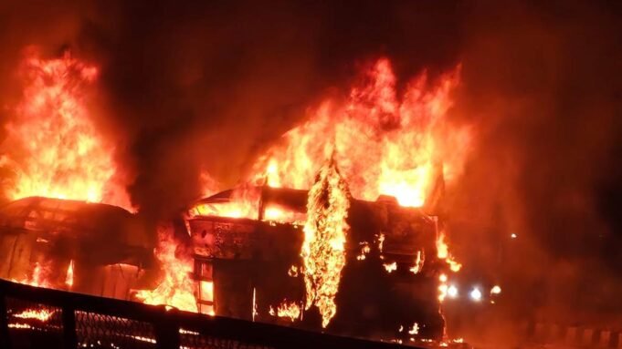 卡納塔克邦巴士事故現場直播：奇特拉杜爾加卡車與臥舖巴士相撞，11人死亡
| mtgamer.com