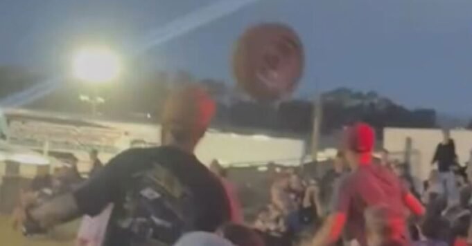 墨爾本賽事中飛出的輪 墨爾本賽事中飛出的輪胎擊中觀眾
| mtgamer.com