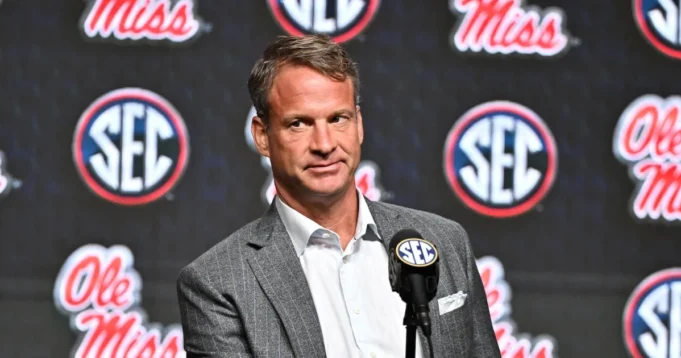 奧萊小姐 (Ole Miss) 球迷 Boo Lane Kiffin 在他決定離開球隊並執教路易斯安那州立大學 (LSU) 後
| mtgamer.com