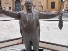 帕瓦羅蒂雕像卡在溜冰場引發意大利民眾憤怒
| mtgamer.com 帕瓦羅蒂雕像卡在溜冰場引發意大利民眾憤怒
| mtgamer.com