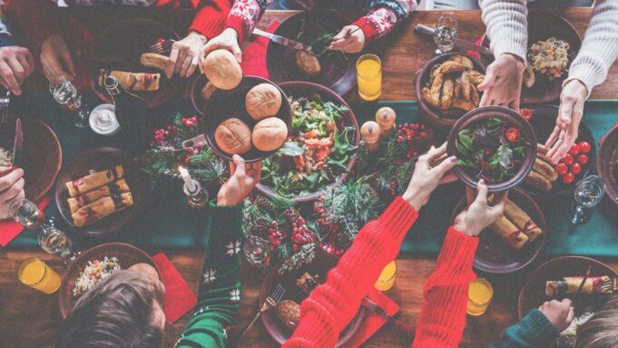 年輕人在假期向家人謊報工作情況
| mtgamer.com