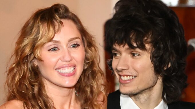 據報導麥莉·賽勒斯與 Maxx Morando 訂婚
| mtgamer.com