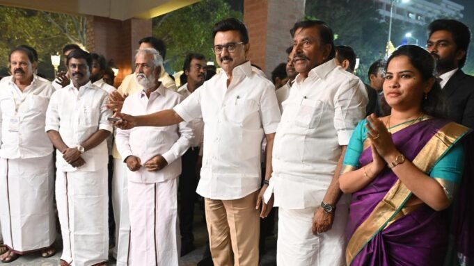 斯大林為欽奈修復後的維多利亞公共大廳揭幕
| mtgamer.com