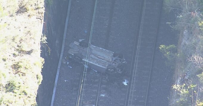 汽車倒掛在悉尼以西的鐵軌上
| mtgamer.com