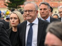 澳大利亞總理阿爾巴內塞宣佈為邦迪反猶太襲擊英雄頒發英勇獎
| mtgamer.com 澳大利亞總理阿爾巴內斯在邦迪海灘紀念光明節襲擊受害者的守夜活動中遭到噓聲
| mtgamer.com