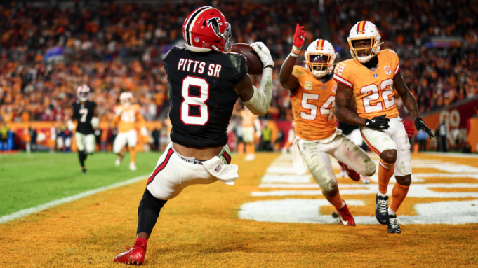 獵鷹隊擊敗海盜隊，為關鍵的 NFL 第 15 週拉開帷幕；謝羅恩·摩爾發射反應，餘波
| mtgamer.com