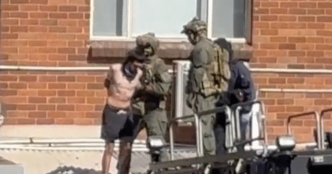 男子拒絕離開購物中心屋頂後被戰術警察抓住
| mtgamer.com