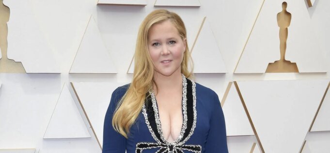 艾米·舒默 (Amy Schumer) 身穿迷你裙大幅減肥，令粉絲驚嘆不已：“她看起來像個青少年”
| mtgamer.com