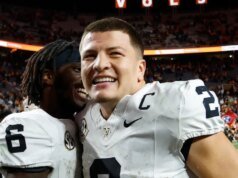 范德比爾特四分衛迭戈·帕維亞的兄弟因在比賽中醉酒被捕
| mtgamer.com 范德比爾特四分衛迭戈·帕維亞的兄弟因在比賽中醉酒被捕
| mtgamer.com