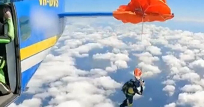 視頻顯示跳傘運動員在降落傘事故後在飛機上晃來晃去
| mtgamer.com