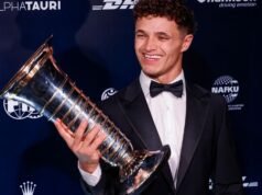 諾里斯在“夢想”奪冠后領取F1冠軍獎杯
| mtgamer.com 諾里斯在“夢想”奪冠后領取F1冠軍獎杯
| mtgamer.com