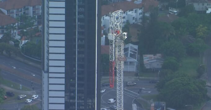 起重機在暴風雨中折斷 起重機在暴風雨中折斷後撞上了黃金海岸的大樓
| mtgamer.com