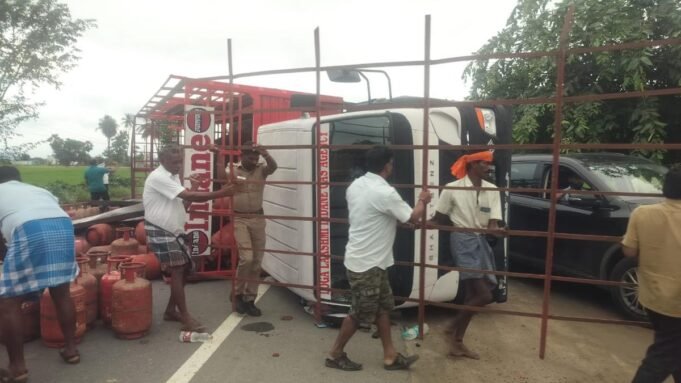 運載液化石油氣鋼瓶的卡車與汽車相撞，在 Gingee 翻車
| mtgamer.com