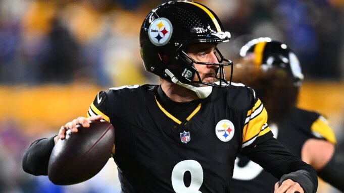 鋼人隊的亞倫羅傑斯在脫衣被擒殺後短暫退出與比爾隊的比賽，得分使四分衛流血
| mtgamer.com