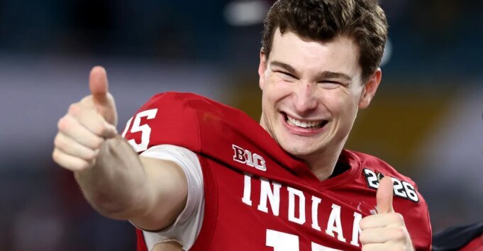 費爾南多·門多薩 (Fernando Mendoza) 宣布參加 2026 年 NFL 選秀，只有他能做到
 | mtgamer.com