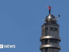 登山者亞歷克斯·霍諾德(Alex Honnold)在沒有安全裝備的情況下攀登 101 層摩天大樓
| mtgamer.com 登山者亞歷克斯·霍諾德(Alex Honnold)在沒有安全裝備的情況下攀登 101 層摩天大樓
| mtgamer.com