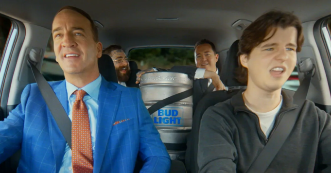 2026 年超級碗廣告：佩頓·曼寧 (Peyton Manning) 和波斯特·馬龍 (Post Malone) 聯手拍攝新的百威淡啤 (Bud Light) 廣告
 | mtgamer.com