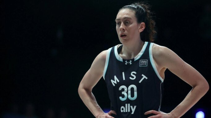 Breanna Stewart 在 Unrivaled 比賽前舉起“廢除 ICE”標語
 | mtgamer.com