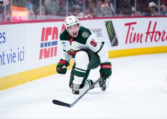 Wild 隊的弗拉基米爾·塔拉森科 (Vladimir Tarasenko) 在對陣 Wings 的比賽中衝鋒
| mtgamer.com