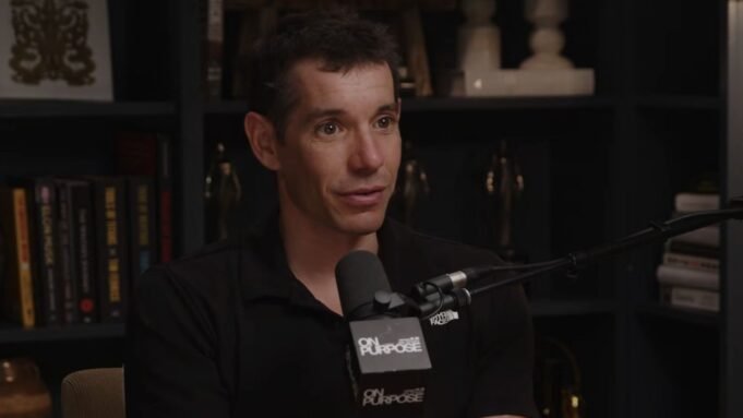 亞歷克斯·霍諾德 (Alex Honnold) 的妻子在 Netflix 上直播觀看他攀登近 1700 英尺的摩天大樓，有何感受
| mtgamer.com