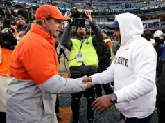 克萊姆森大學的達博·斯溫尼 (Dabo Swinney) 指控密西西比大學的皮特·戈爾丁 (Pete Golding) 進行篡改並呼籲改革
| mtgamer.com 克萊姆森大學的達博·斯溫尼 (Dabo Swinney) 指控密西西比大學的皮特·戈爾丁 (Pete Golding) 進行篡改並呼籲改革
| mtgamer.com