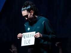 “厭惡”斯圖爾特舉牌抗議槍擊事件
| mtgamer.com “厭惡”斯圖爾特舉牌抗議槍擊事件
| mtgamer.com