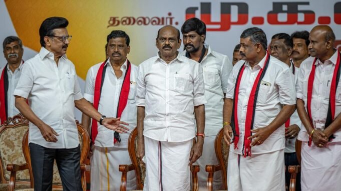 各黨派幹部參加DMK Sengipatti公開會議
 | mtgamer.com